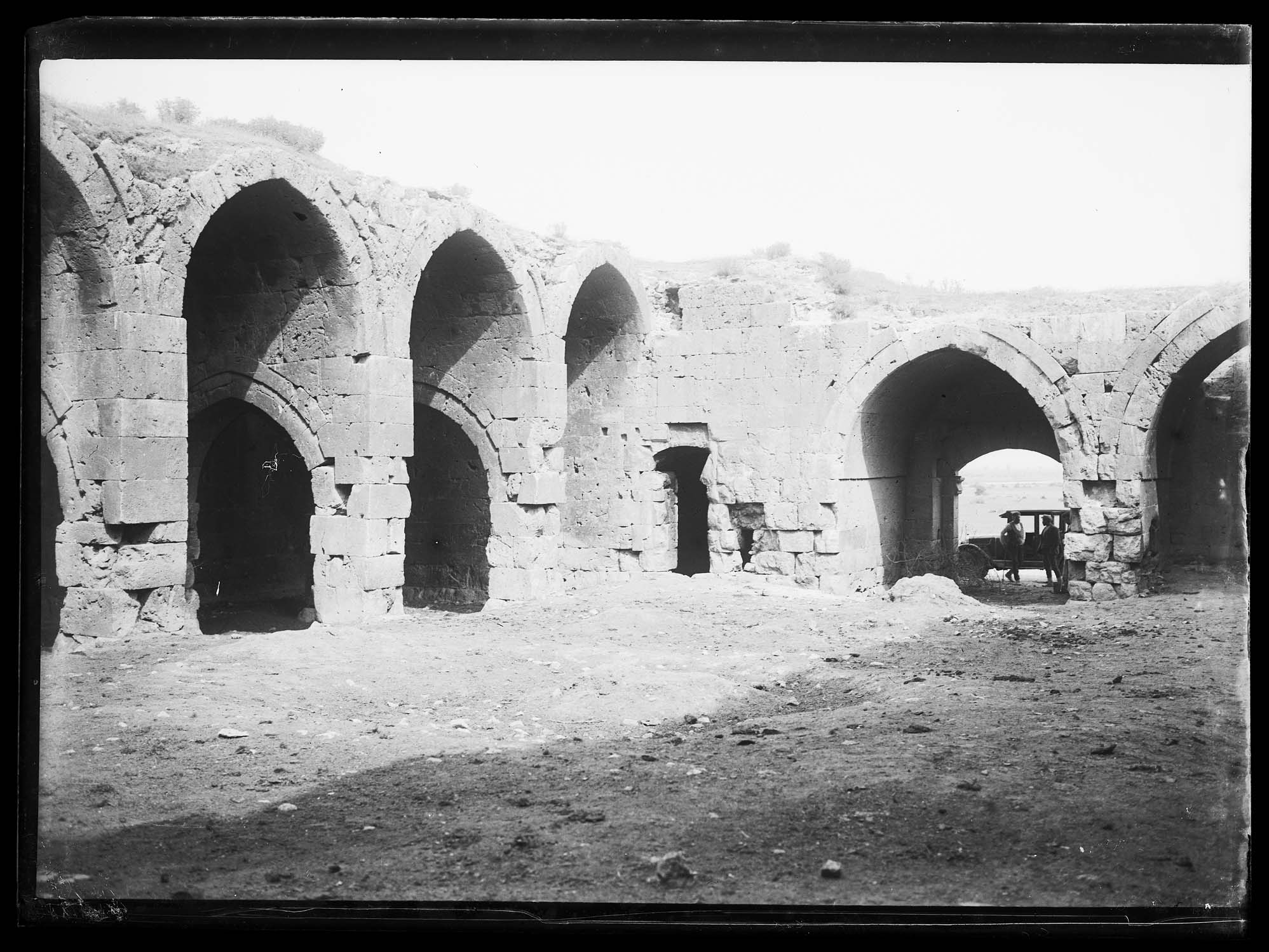 Cour intérieure, avec une automobile à l'entrée